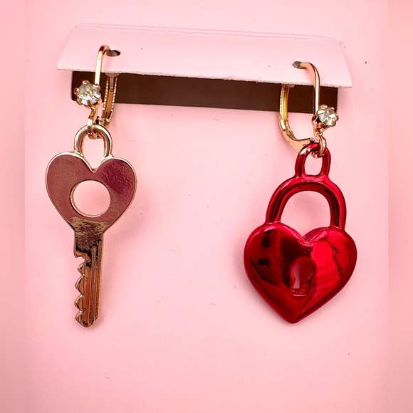 🔐💋 “CALL ME.” Betsey Johnson Lock + Key Earrings 💋🔑 - Picture 4 of 6